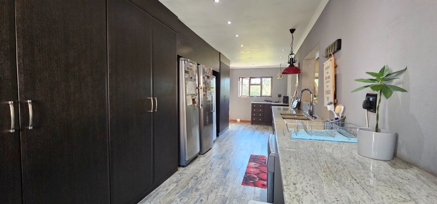 6 Bedroom Property for Sale in Hartbeesfontein North West